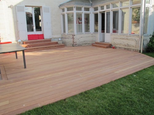 Photo de la terrasse réalisée au niveau de la pelouse