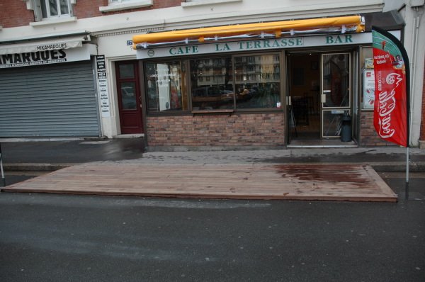 Photo de la terrasse d'un bar restaurant