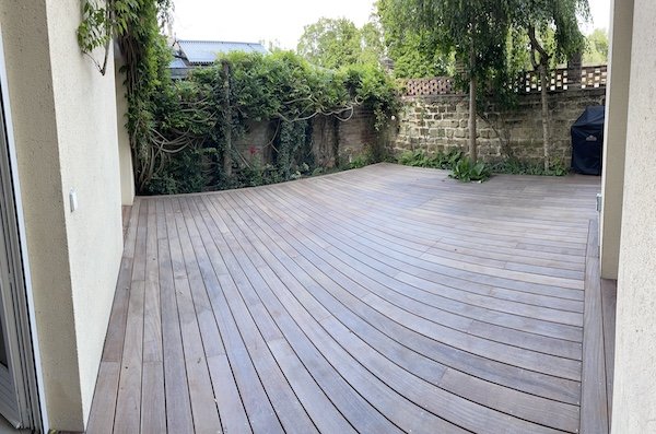 Photo de la terrasse en bois exotique finie