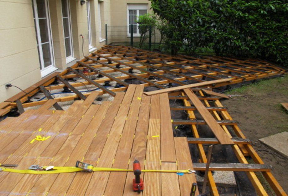 Photo de la construction de la structure qui soutient la terrasse