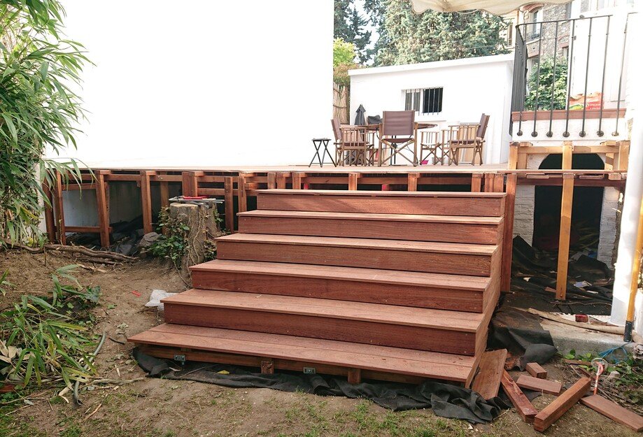 Photo de l'escalier en bois intégré à la terrasse