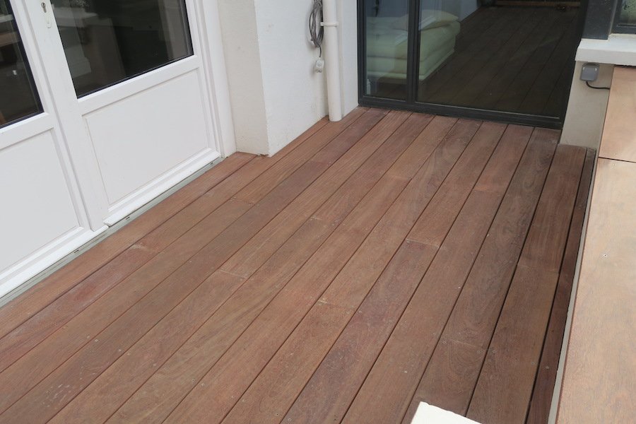 Photo des détails d'installation de finition de la terrasse