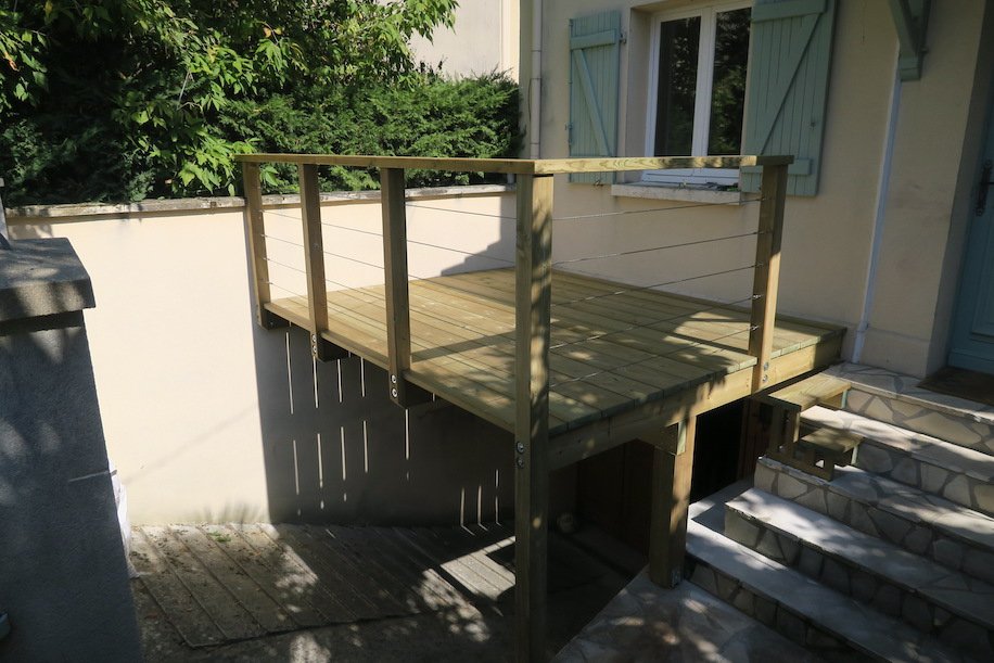 Photo de la terrasse en hauteur construite sur pilotis finie