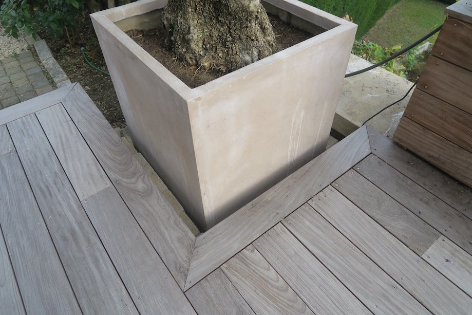Photo des finitions d'angles de la terrasse qui borde un arbre