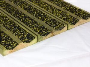 Lame de Terrasse en Pin traité avec Antidérapant souple Aquadeck, Lemon Fleck