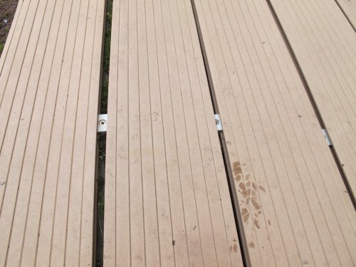 Terrasse en bois composite défecteuse