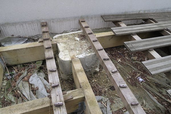 terrasse bois plots béton mal fait