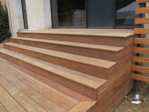 Escalier terminé avec détails de finition des marches